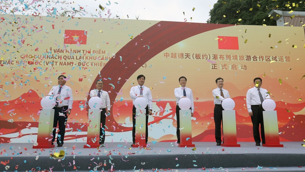 越南板约与中国德天跨国景区试行开通