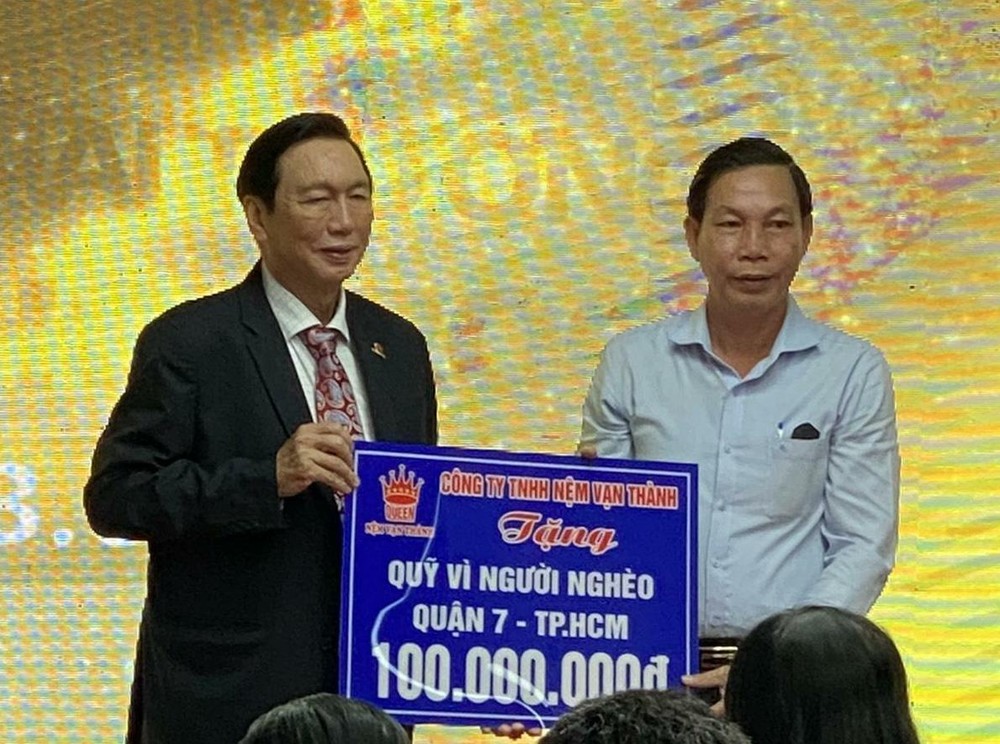 杨文德董事长向第七郡捐赠1亿元。