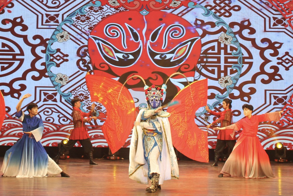 中国四川艺术团精彩的文艺表演节目。