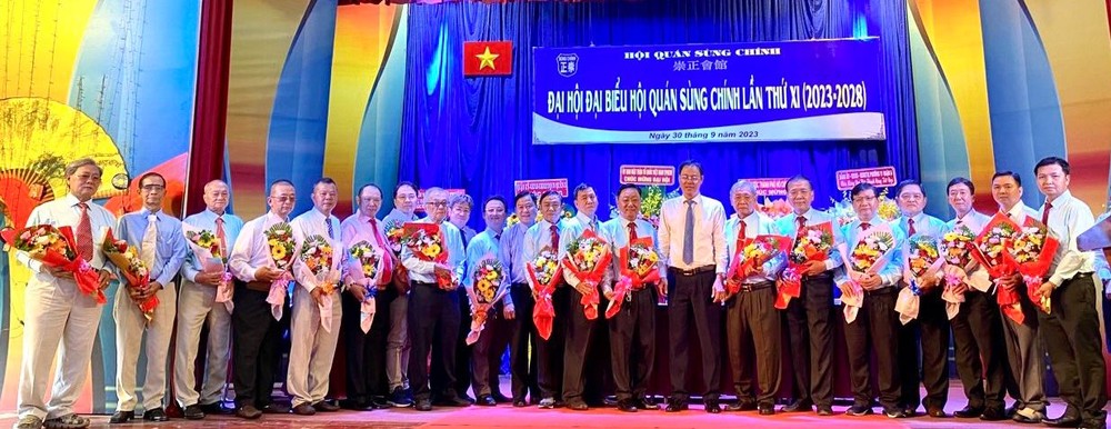 市、郡领导向第十一届执委成员赠花祝贺。