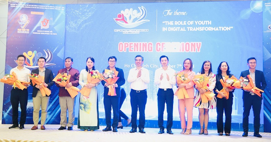 市委组织处主任阮福禄；共青团中央书记、越南大学生协会主席阮明哲向专家、科学家赠送鲜花。