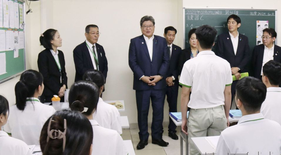 日本自民党政调会长萩生田光一（中央）到访河内，在外国人技能实习生输出机构与学习日语的年轻人交换意见。