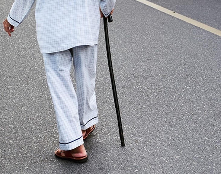 双脚沉重无力？走路没有踏实感？ 小心是颈椎退化警讯！