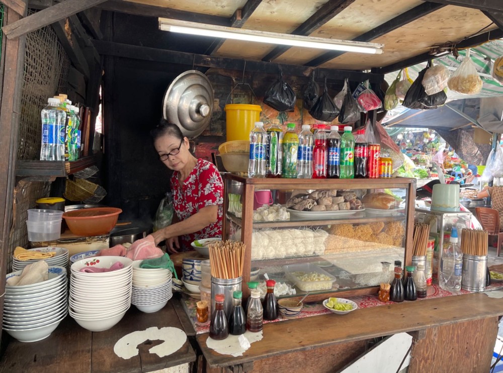 珍姨与相伴三十多年的广东粉面档。
