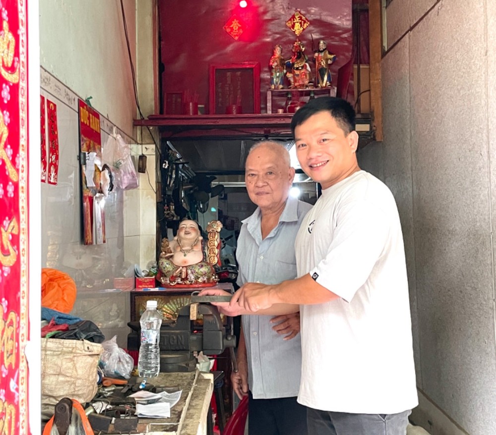 作者和有着八十多年历史的陈培灿开锁铺第二代传人陈鉴麟(左)交流。 作者和有着八十多年历史的陈培灿开锁铺第二代传人陈鉴麟(左)交流。