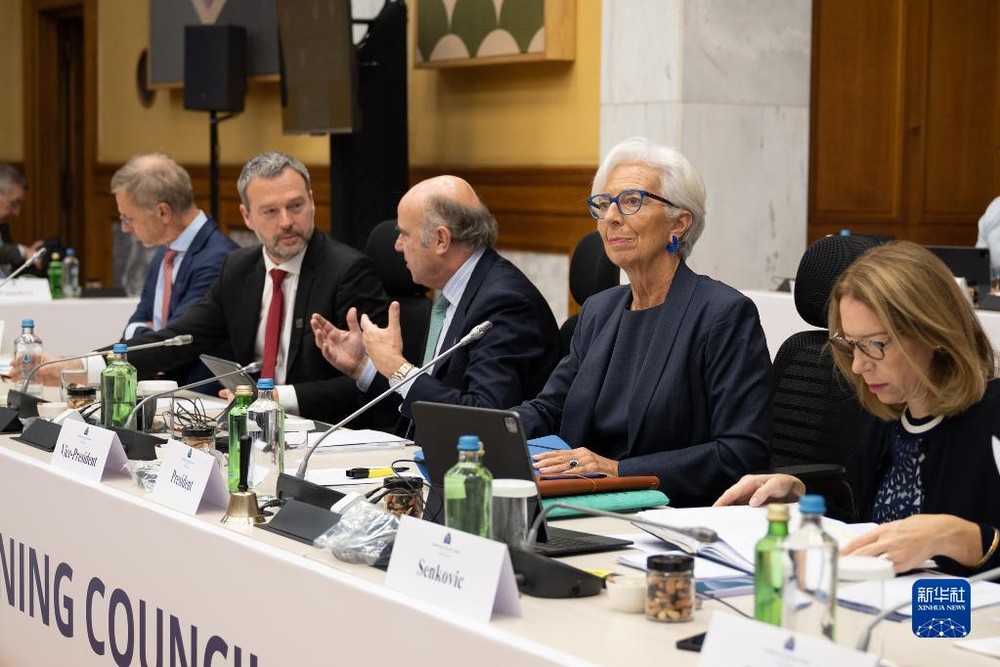 欧洲中央银行行长拉加德（右二）在希腊雅典出席欧洲中央银行货币政策会议。