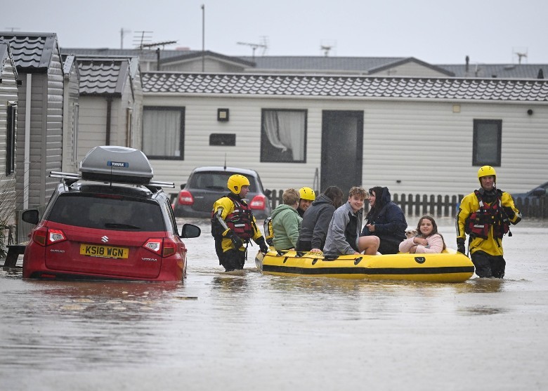 英国有受洪水围困的民众获救。