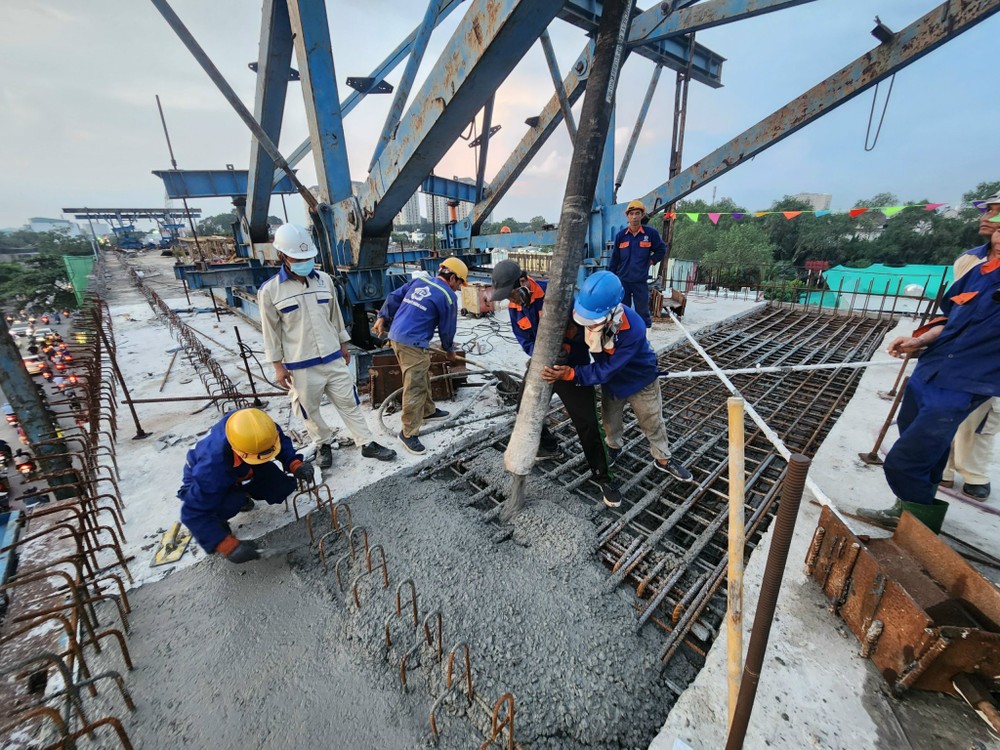 工人们在守德市南理桥工地工作。