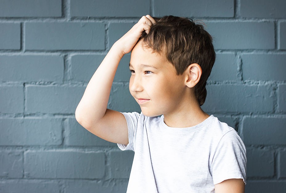 ９岁男孩患上眨眼、耸鼻、努嘴病