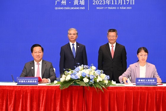 越南守德市与中国广州知识城签署合作备忘录