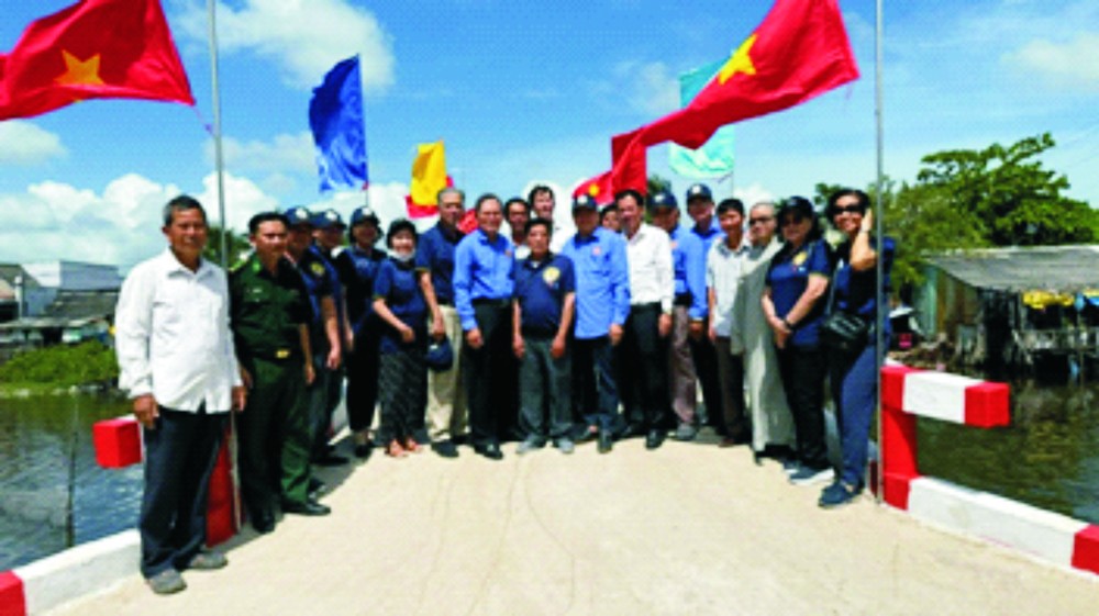 培德精舍理事会与地方代表合摄于培德新桥前。