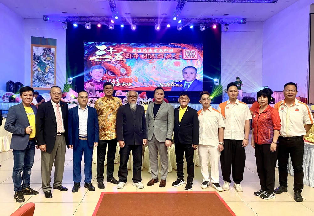  越南龙狮协会主席范光龙和各副主席等会见国际龙狮界且具有威信的领导人、各龙狮艺术资深领导。