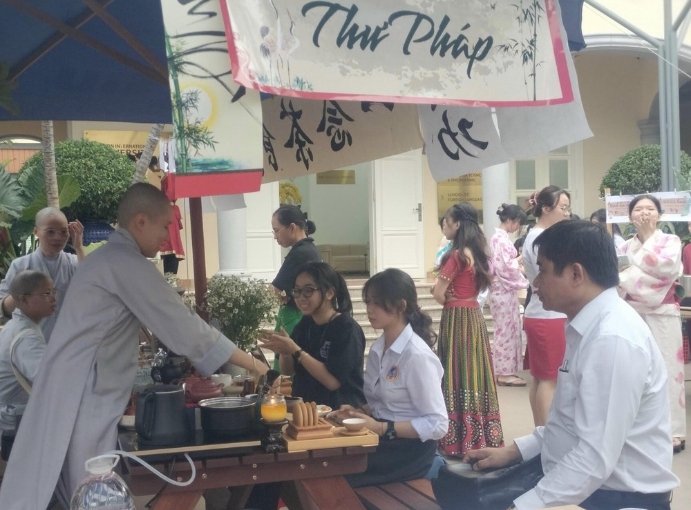 大学生参加东方文化活动。