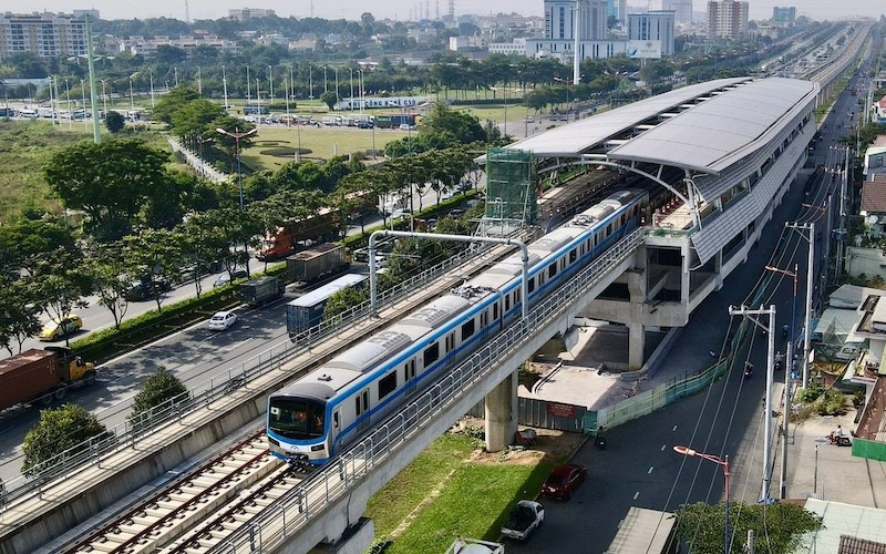 至 2035 年本市拟建 200 公里地铁