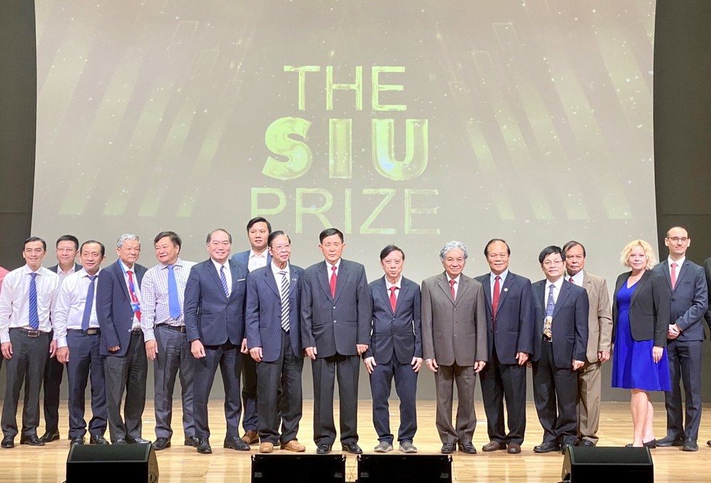 西贡国际大学领导与各代表在公布会上合照。