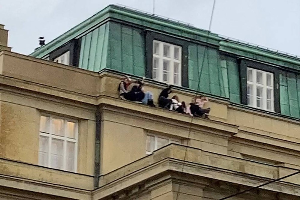 有一名躲在屋檐下的学生失足跌落。