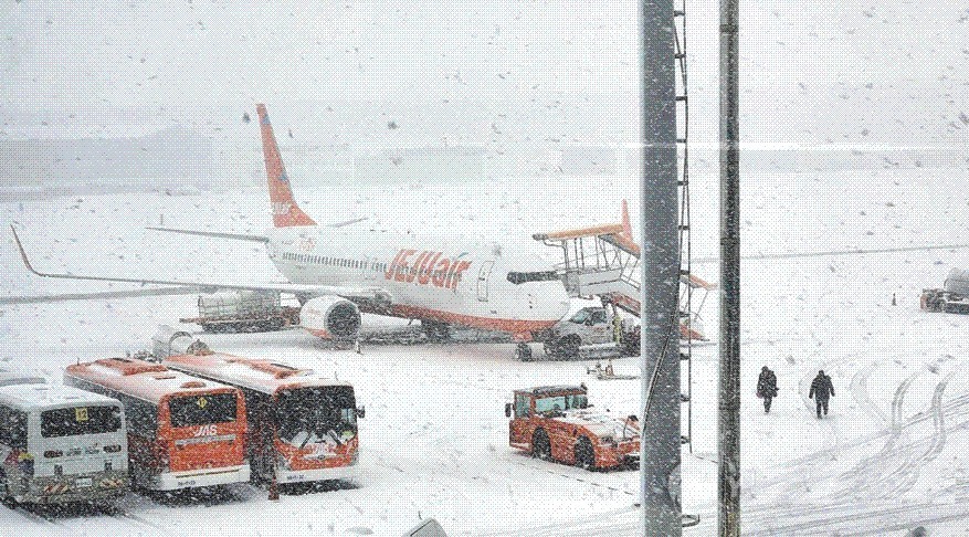 韩济州机场跑道被暴雪覆盖
