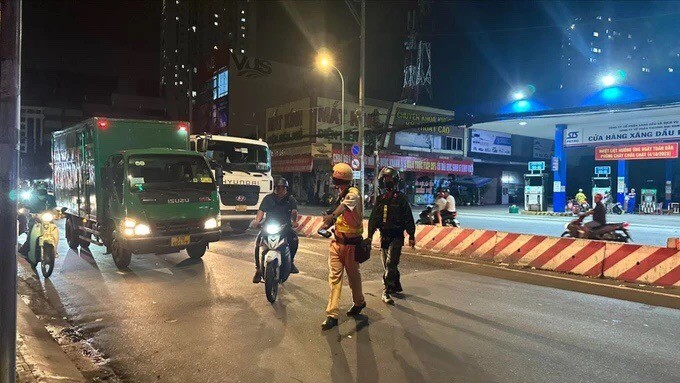 本市交警巡逻处罚违反交规行为。