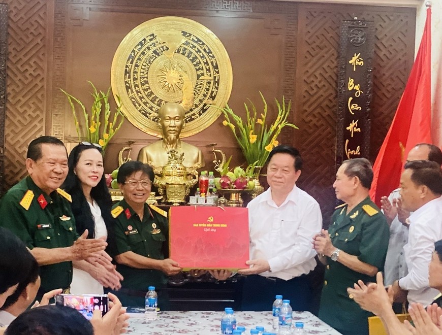 阮仲义同志向市烈士家属辅助会赠送春节礼物。