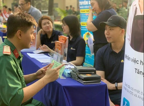 即将退伍军人参加去年12月在本市举行的就业推介会。