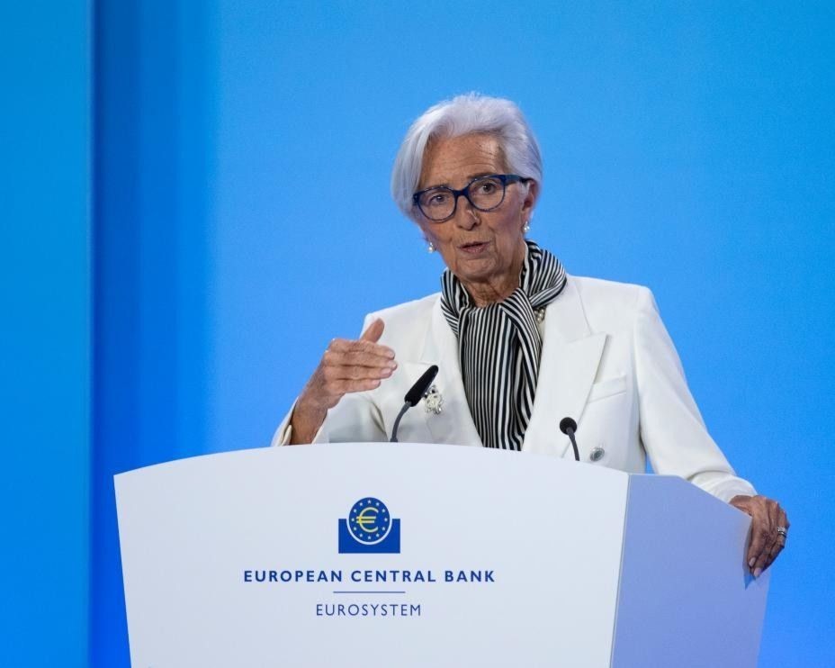 欧洲中央银行行长拉加德在德国法兰克福欧洲中央银行总部举行的新闻发布会上讲话。图自新华社