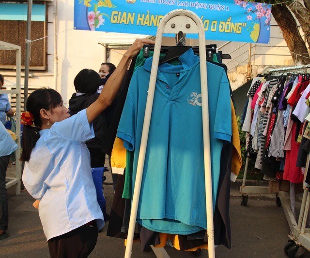 工人陈氏选在由第一郡劳动联团举办的“团圆之春”活动上的“零元货摊”选购衣服。