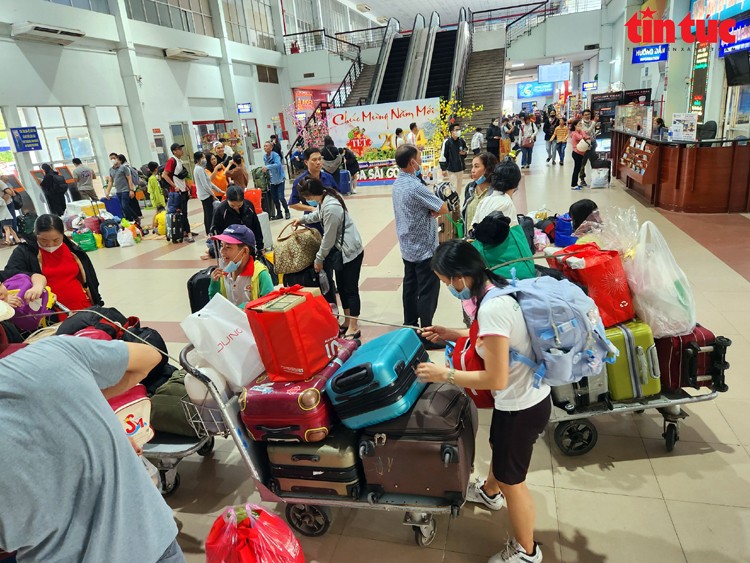 民众提早回乡过年