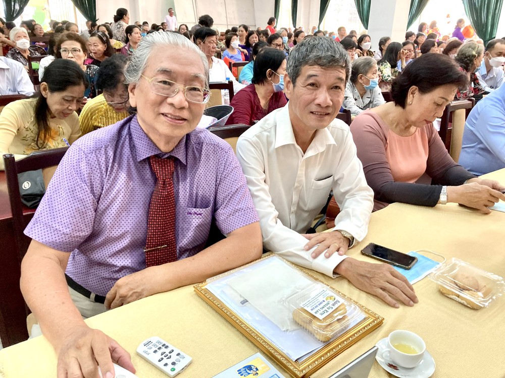 陈适老师（左）参加会议。