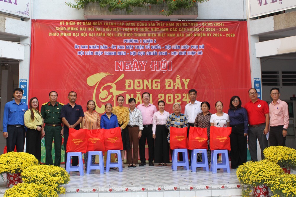 第五郡和坊领导向贫困者赠送新年礼物。