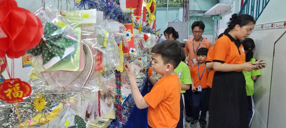 文朗学校举办新春慈善盛会