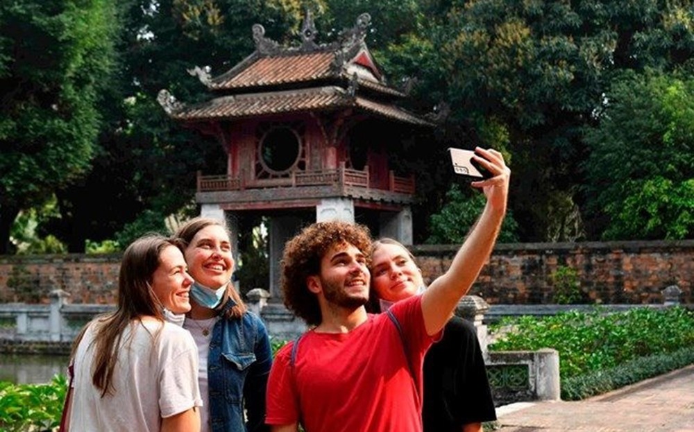 外国游客参观河内国子监。