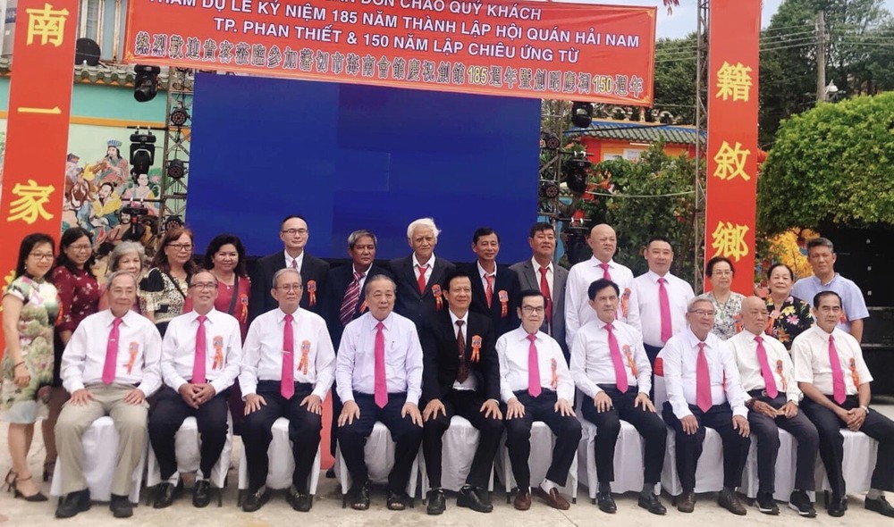 藩切市海南会馆与本市海南会馆理事会代表团合照留念。