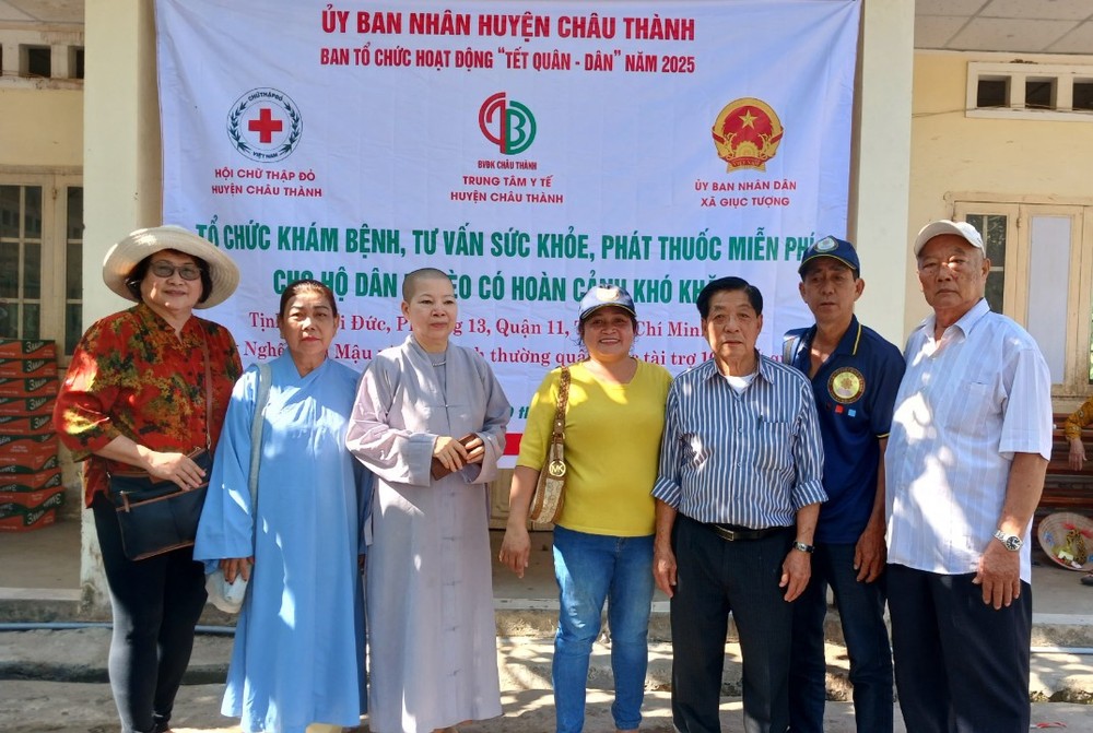 倪耀茂先生（右三）与培德精舍和济贫当地代表合摄。