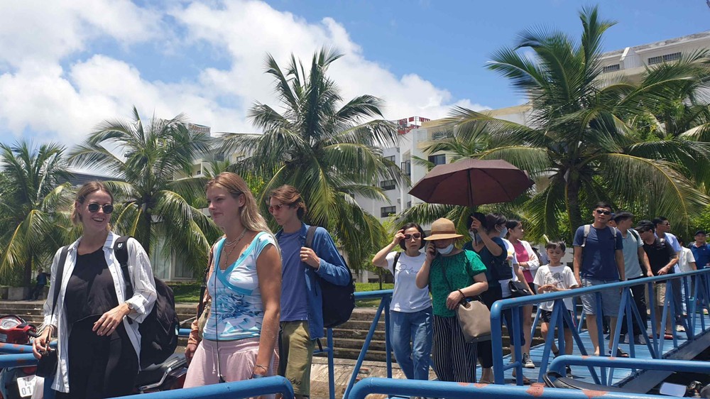 游客登船游览下龙湾。