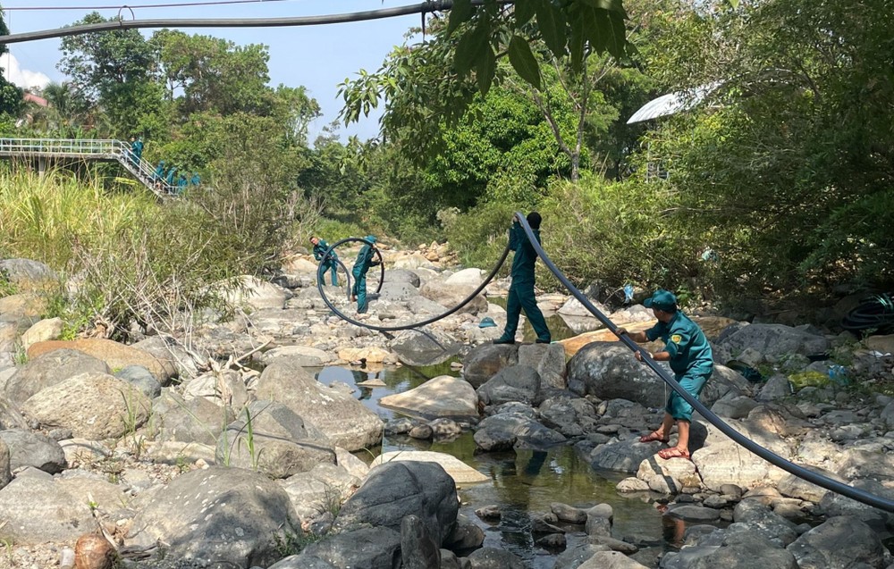 疏通溪流将水源引进达怀水厂