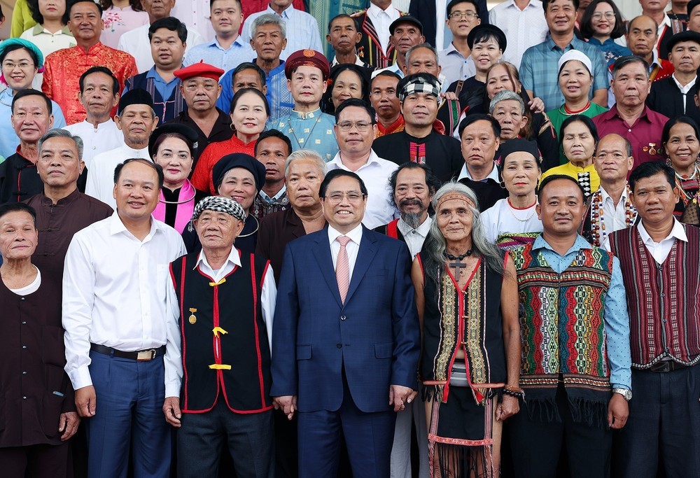 范明政总理会晤德高望重村长老和艺人