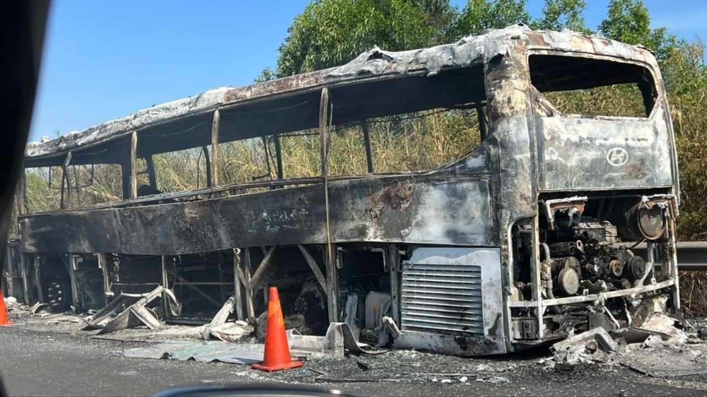 客车在隆城-油曳高速公路自燃