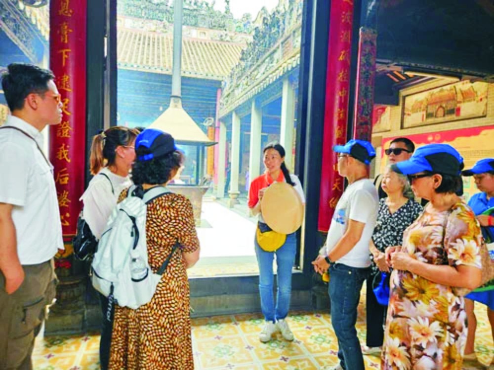 游客参观本市第五郡天后庙。