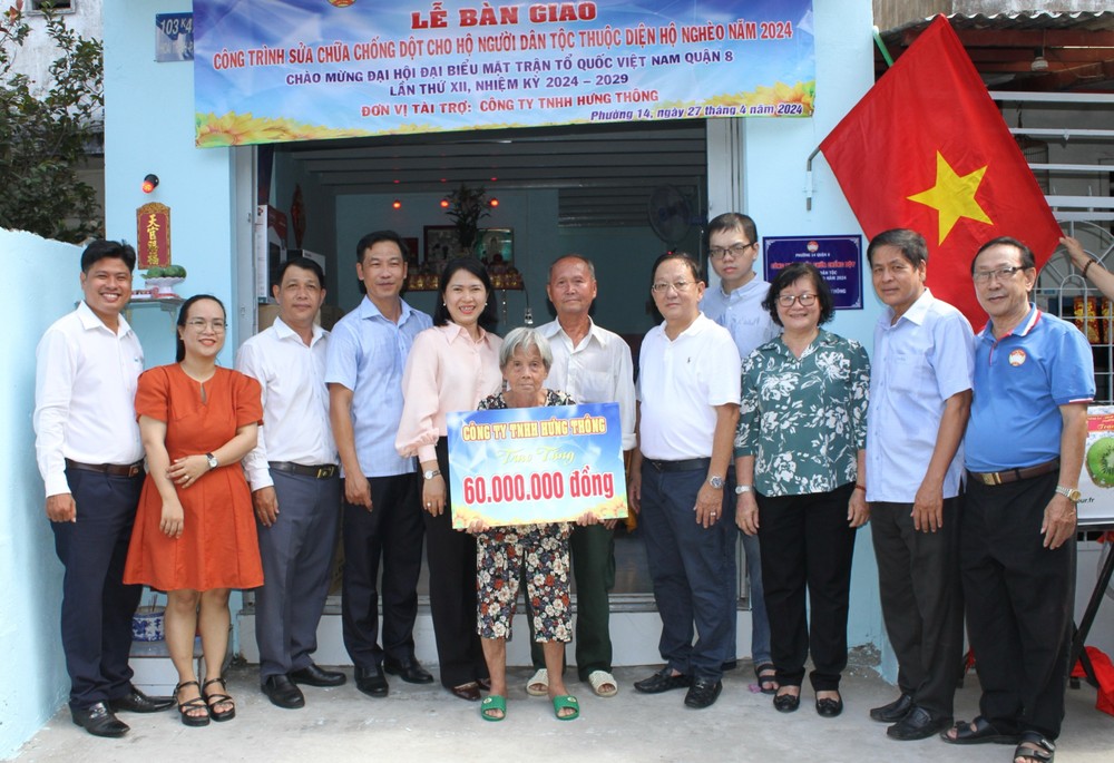 郡、坊諸位領導和興通公司總經理麥漢強向華人戶移交“溫情屋”工程。