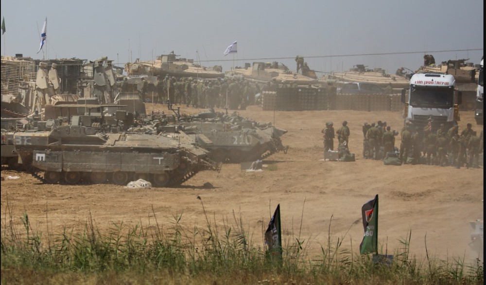 以军部队在以色列南部凯雷姆沙洛姆口岸附近部署。
