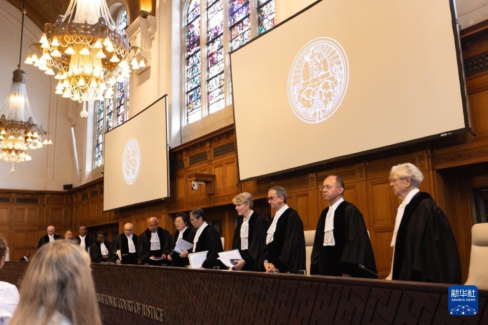 在荷兰海牙国际法院法官参加听证会。