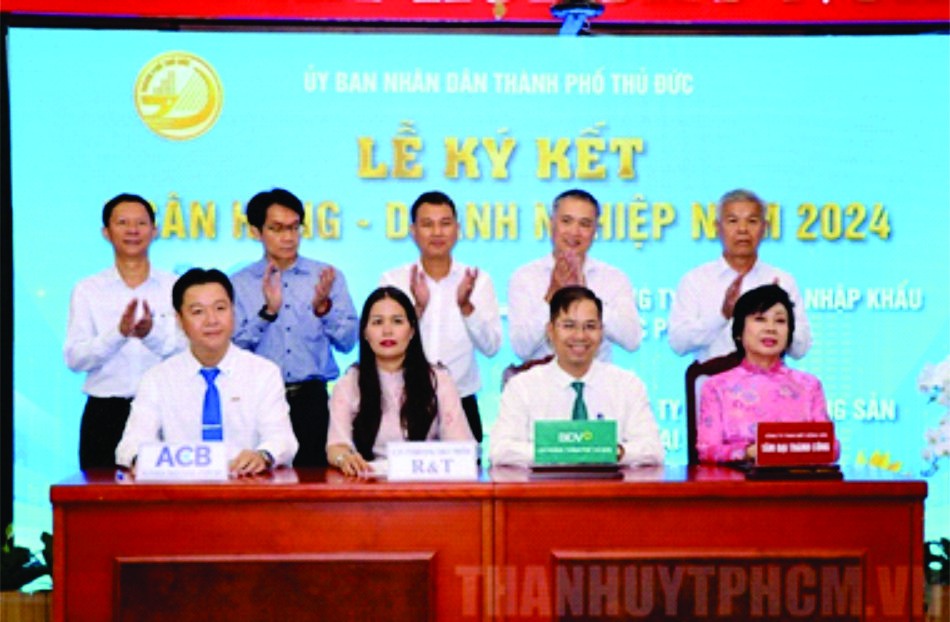 市领导与守德市领导见证了银行与企业信贷合同签署仪式。