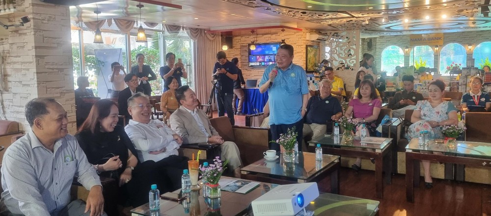 杭慰瑶会长在咖啡聚会上致词。