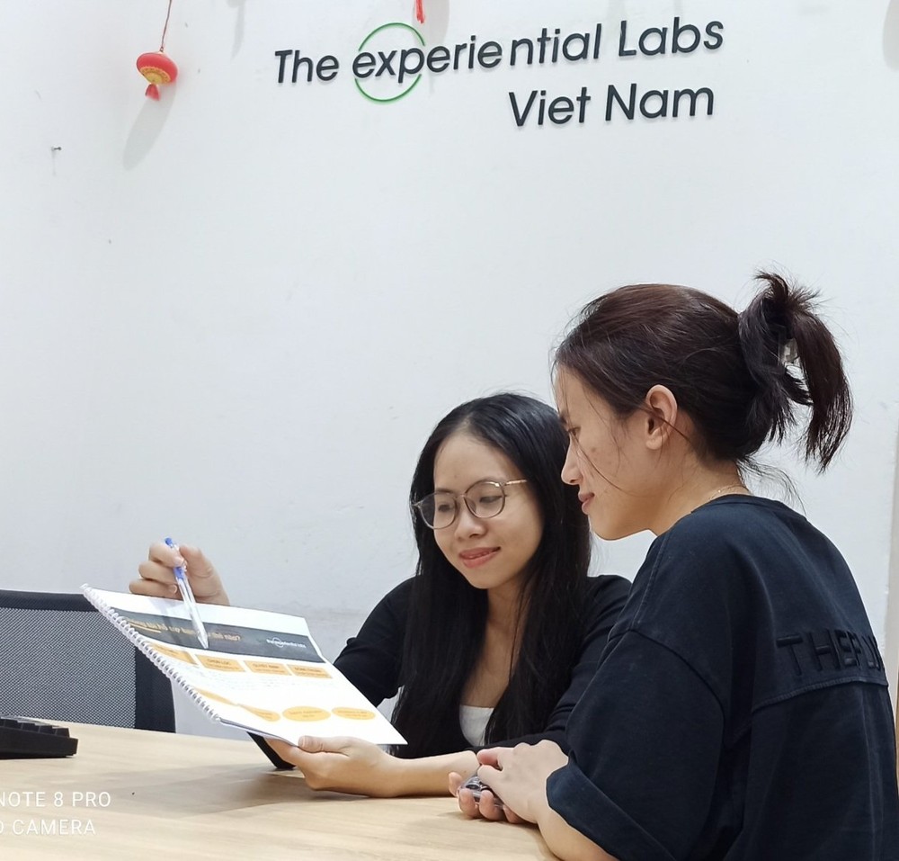 越南“TEL”员工为大学生解答有关留学问题。