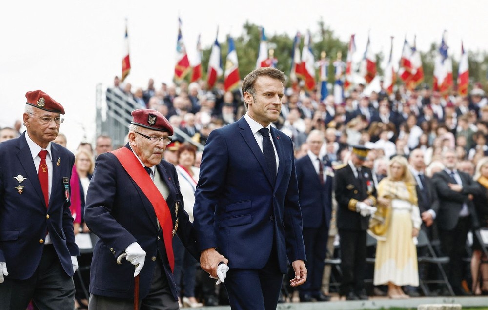 法总统马克龙携手98岁最后一名在世的“自由法国”老战士艾希里‧穆勒向英国特种空勤团纪念碑献花。