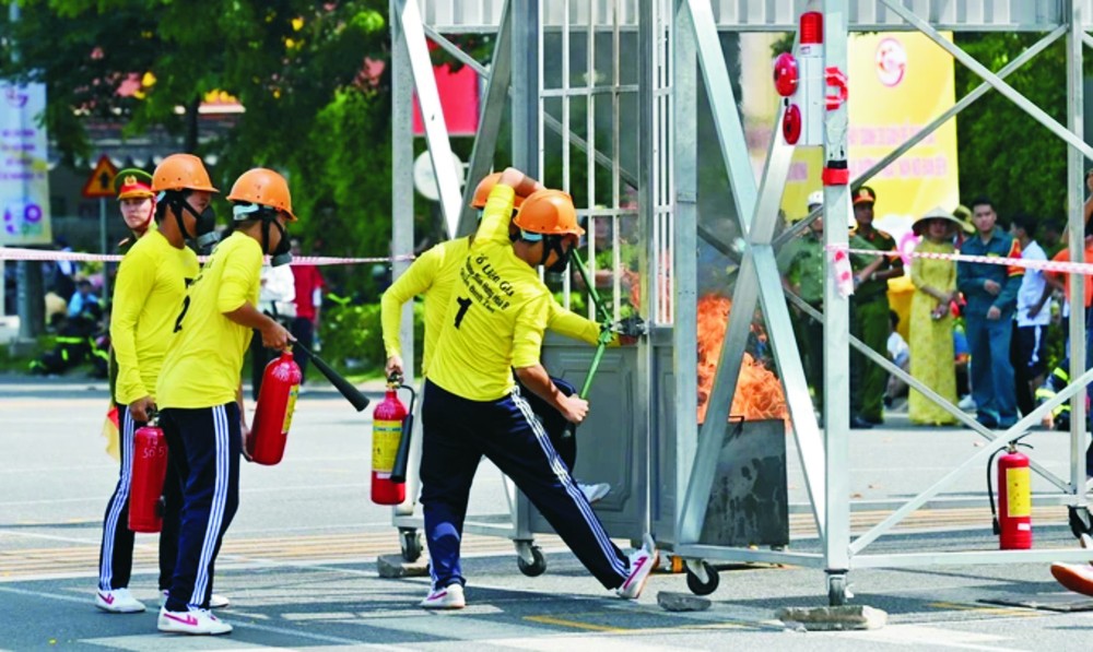 各队参加2024年市级“消防安全联家小组”消防与救援业务比赛。