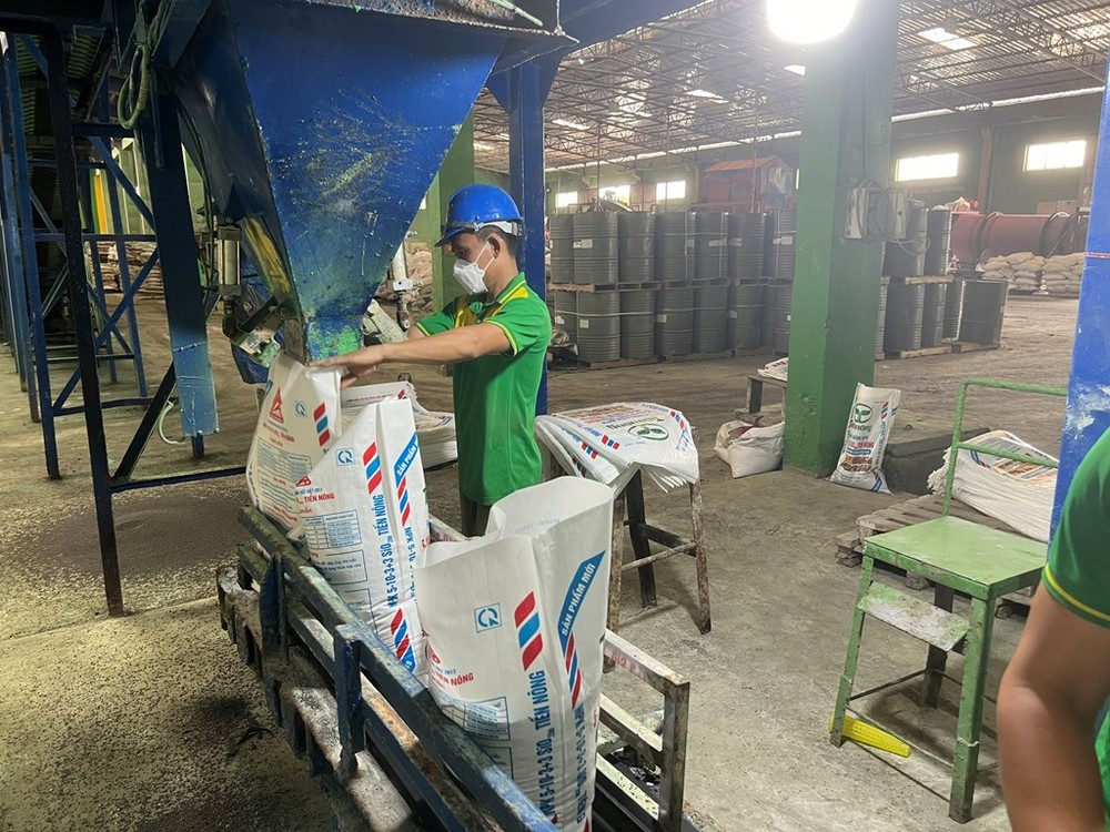 进农工农业股份公司化肥生产流水线一瞥。