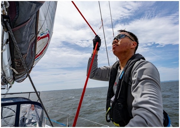 男子独驾帆船绕地球