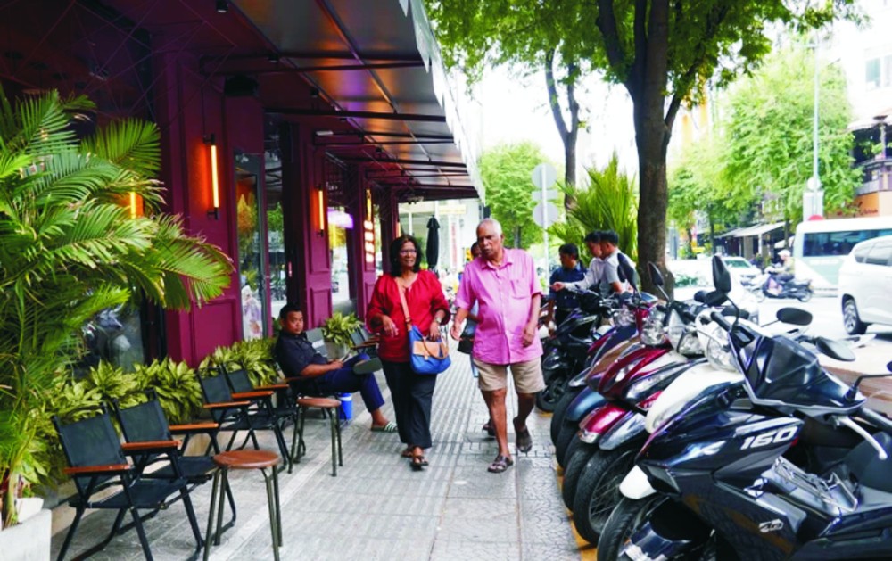 第一郡黎圣宗街的经营单位确保暂用部分人行道后，人行空间仍然安全畅通。