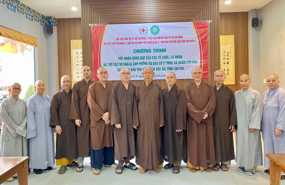 华人佛教各赞助单位在捐赠仪式上合影。